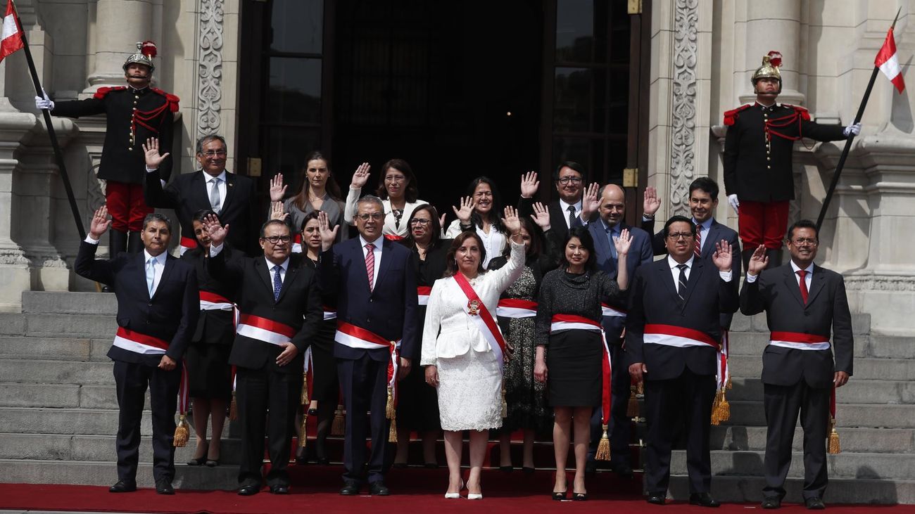 La presidenta de Perú, Dina Boluarte (c), posa con los recién nombrados ministros de su gabinete