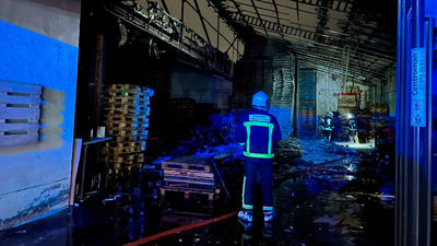 Incendio de un almacén de palets de madera en Torrejón de Ardoz