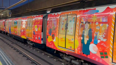 Los Pajes Reales recorren la línea 6 de Metro durante los fines de semana en el Tren de la Navidad