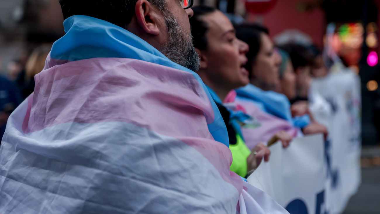 Varias personas marchan en una manifestación para exigir al PSOE 'Ley Trans: derechos humanos, sin recortes, para todes'
