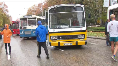Doce autobuses históricos de la EMT recorren este domingo el corazón de Madrid