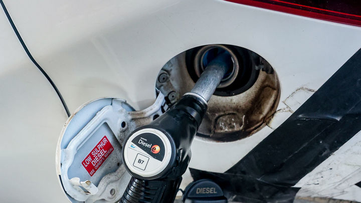 Un manguera de diesel reposta combustible en un vehículo