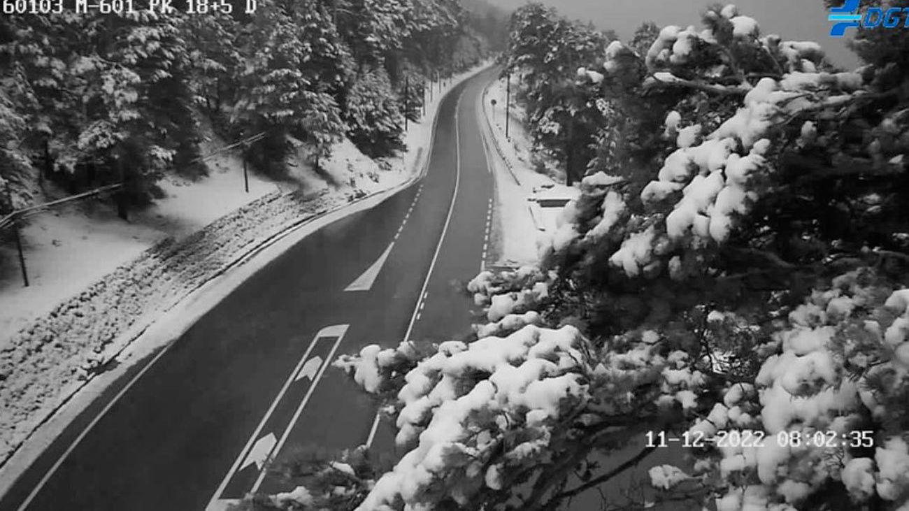 Primera nevada en la sierra de Madrid con todos los puertos abiertos y sin cadenas