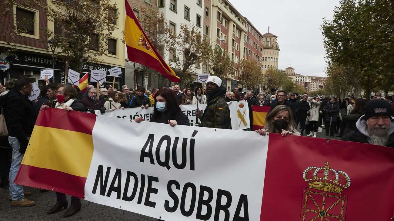 Varias personas asisten a la concentración convocada para expresar el apoyo de los habitantes de Navarra a la Guardia Civil
