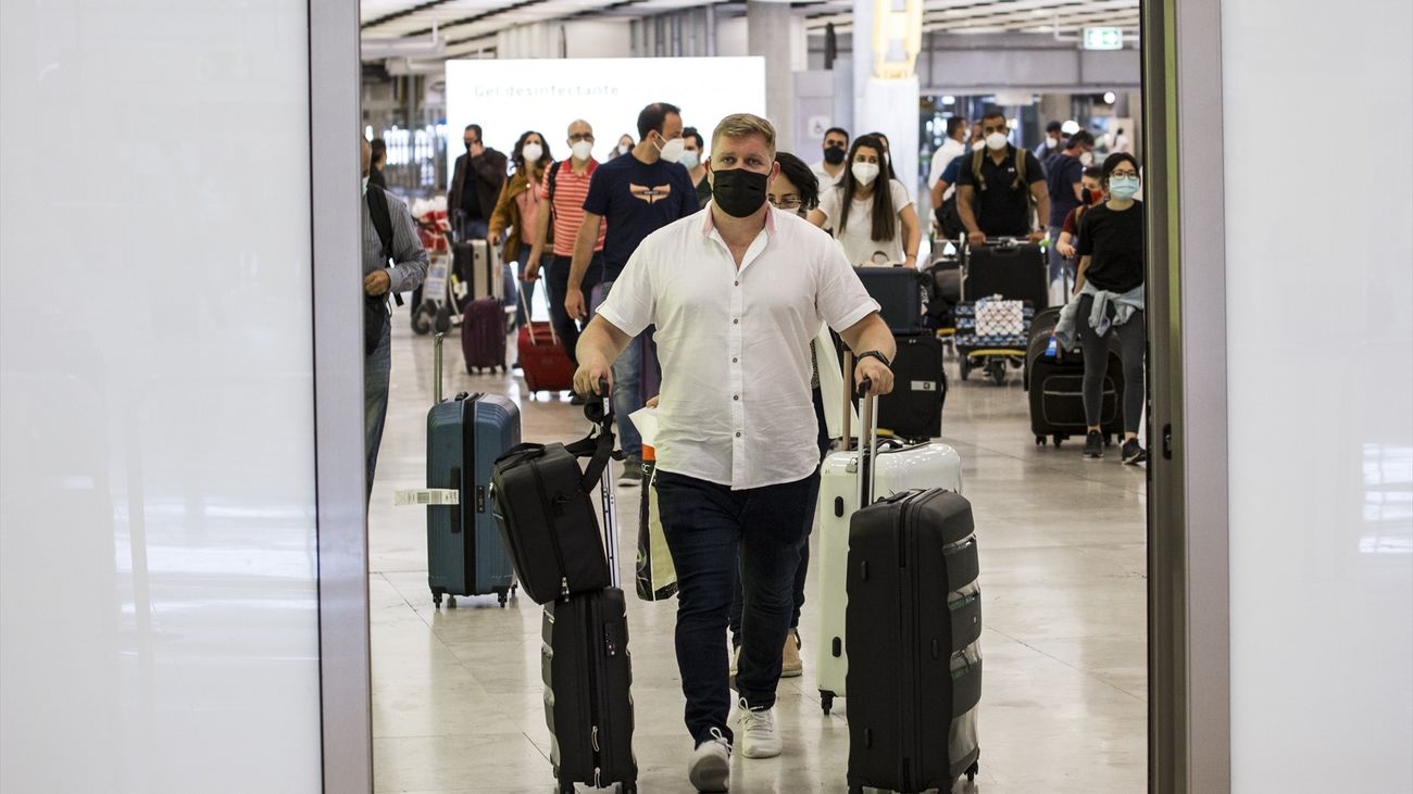 Viajeros en el aeropuerto Adolfo Suárez-Madrid Barajas