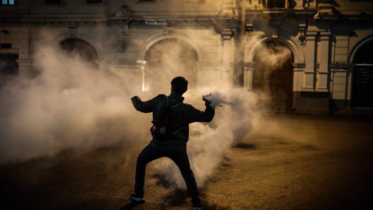 Cientos de manifestantes, a favor de Pedro Castillo y en contra del Congreso, se enfrentan con miembros de la policía en Lima