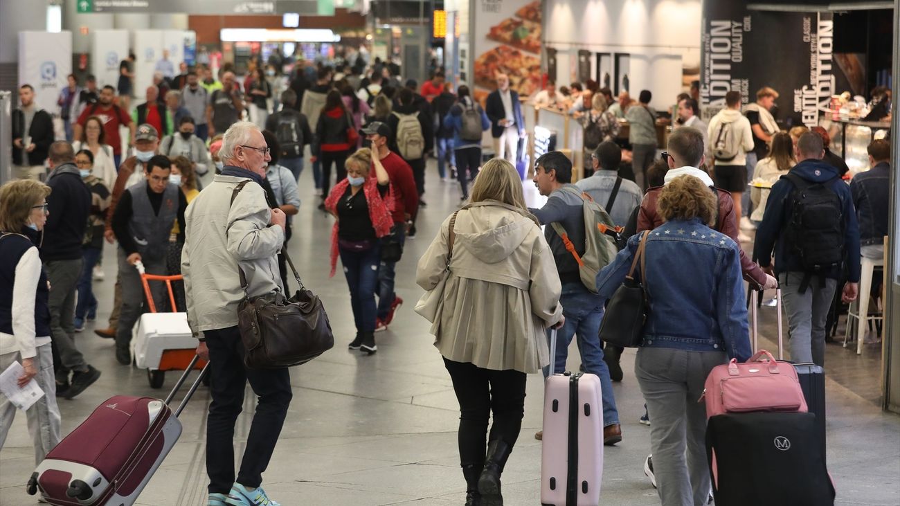 Viajeros con maletas en la estación de Atocha