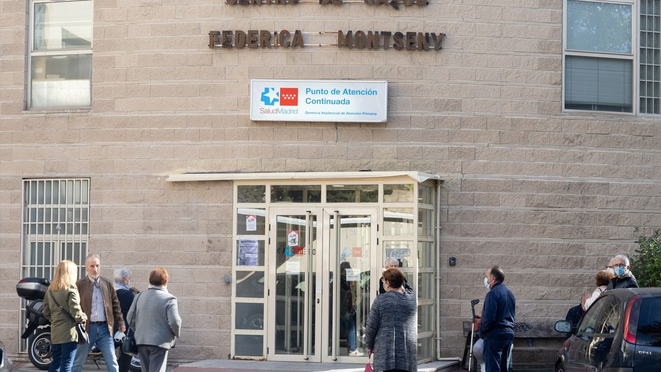 Un grupo de personas a las puertas del Centro de Salud Federica Montseny del Servicio de Urgencias de Atención Primaria (SUAP)