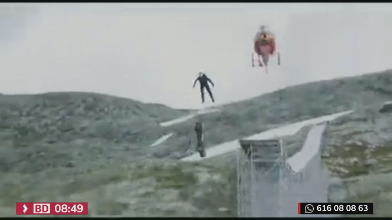 Se tira en moto por una montaña con 60 años... pero, tranquilos, que es Tom Cruise