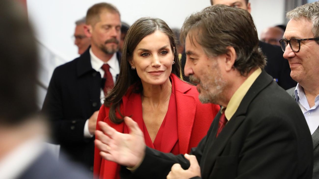 La reina Letizia junto al director del Instituto Cervantes, Luis García Montero, en la inauguración de la sede del Instituto en Los Angeles