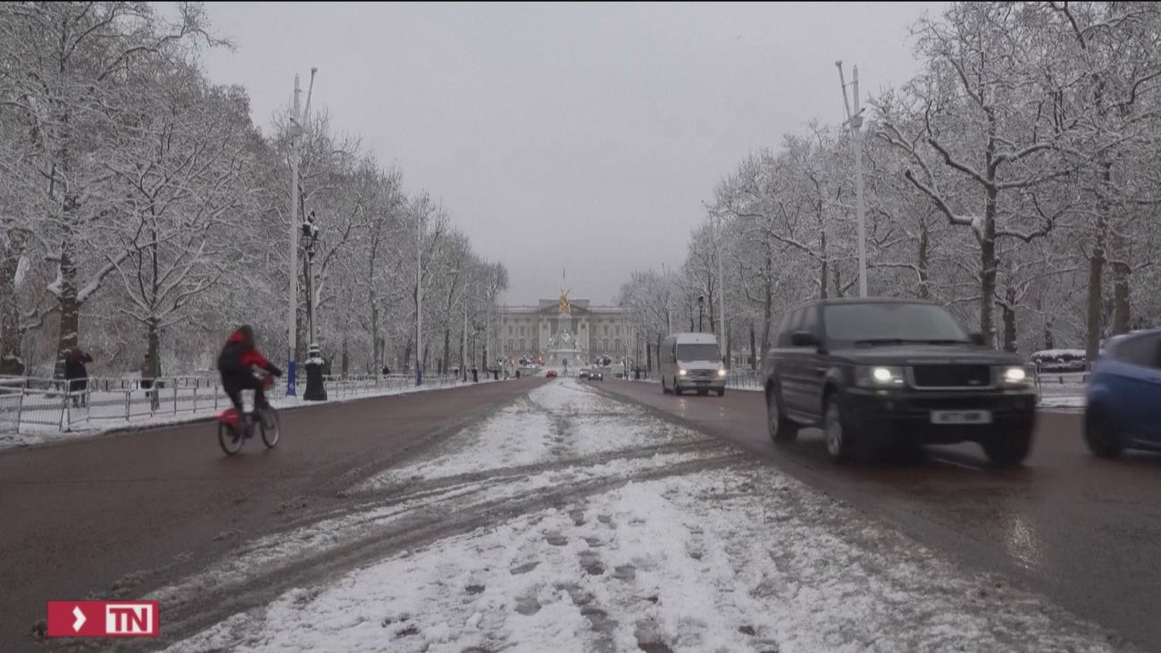 Nieve y huelgas paralizan Reino Unido