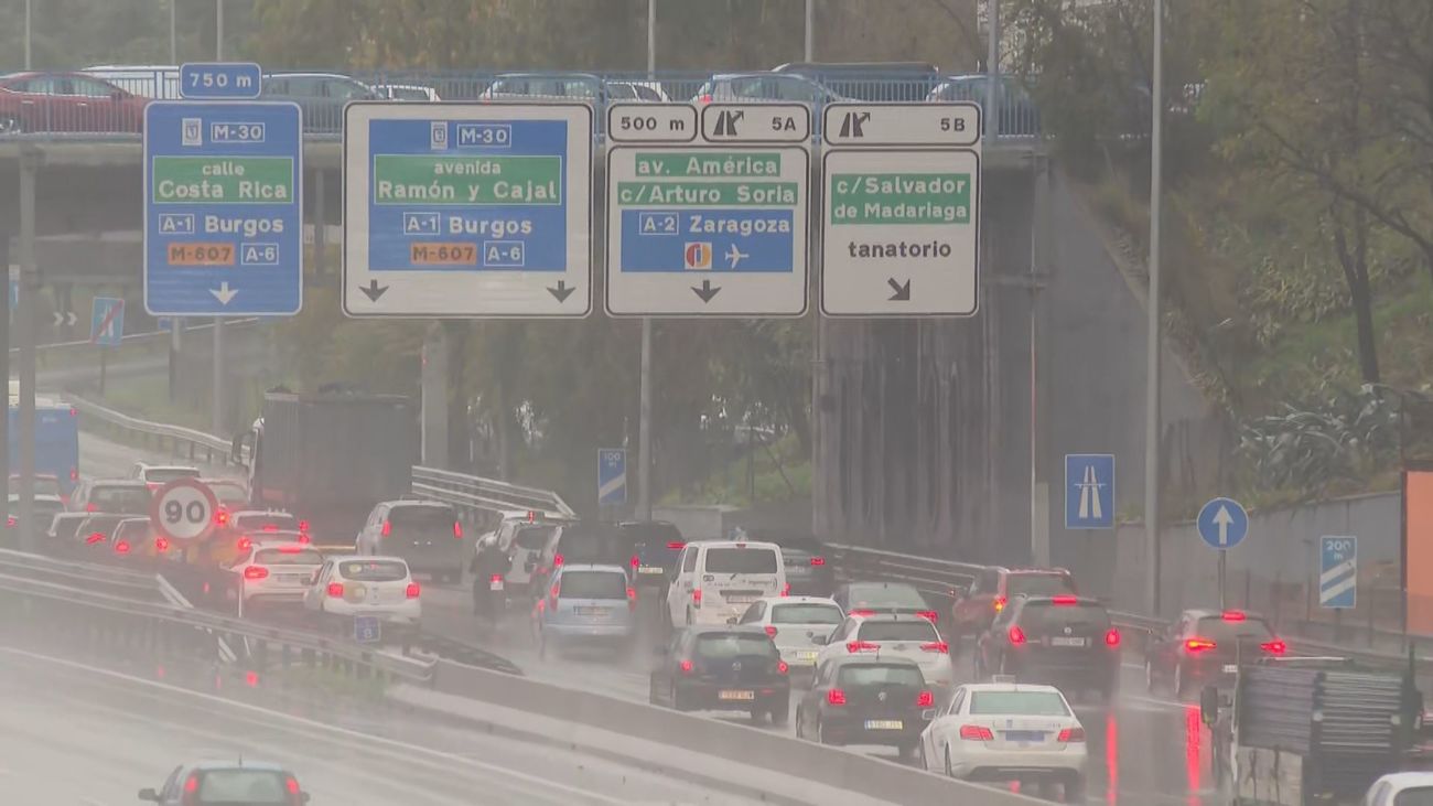 Atascos, accidentes y balsas de agua, en una mañana complicada para moverse en Madrid