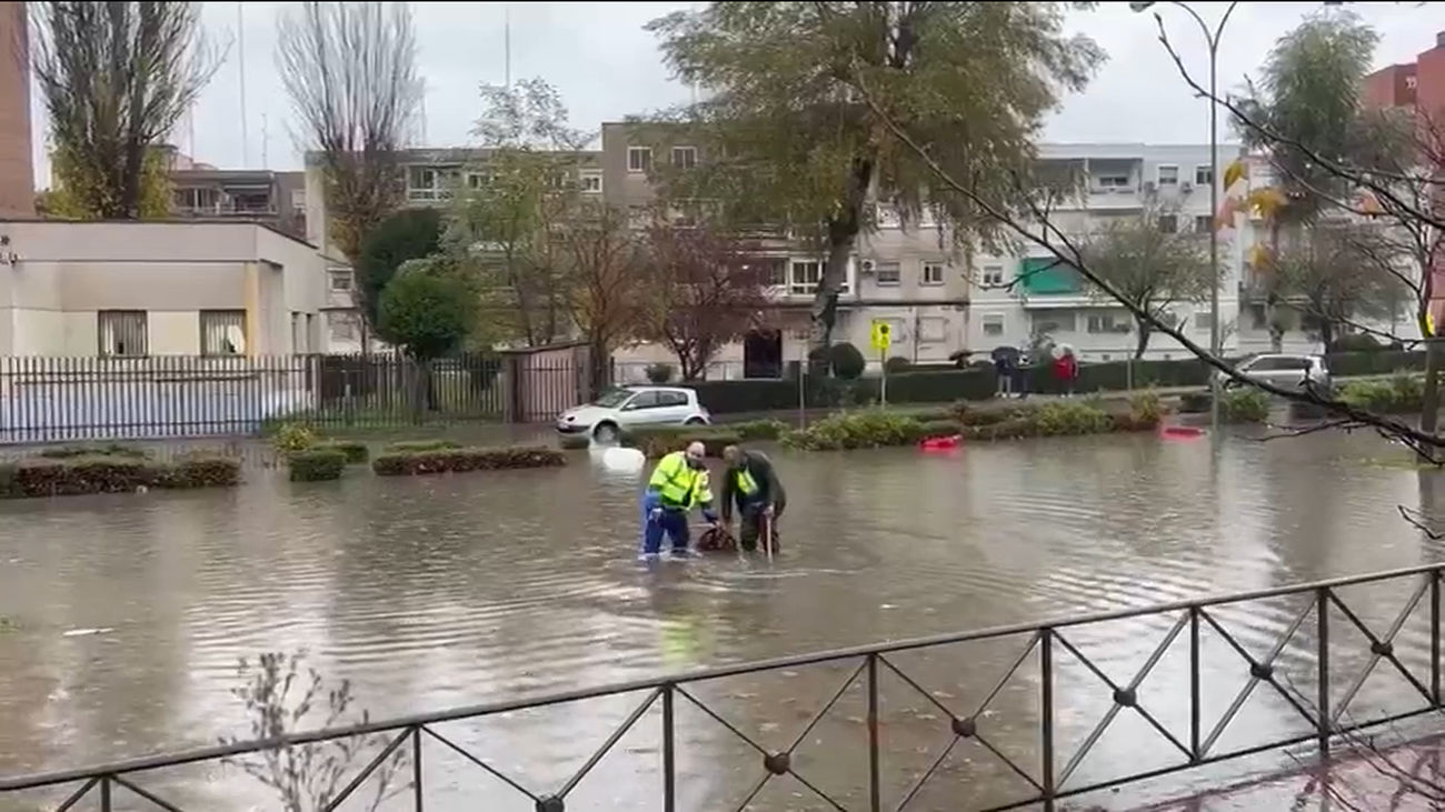 La lluvia hace estragos en Madrid: Inundaciones, atascos, balsas de agua, caída de cornisas...