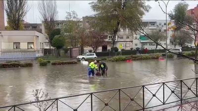 La lluvia hace estragos en Madrid: Inundaciones, atascos, balsas de agua, caída de cornisas...