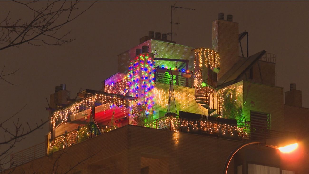 Un vecino de Carabanchel enciende el espíritu navideño de su barrio iluminando su vivienda con más de 8.000 luces