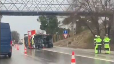 Un camión de Bomberos vuelca en Moratalaz cuando iba a una emergencia