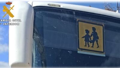 Conducía un autobús escolar con 35 menores cuadriplicando la tasa de alcohol