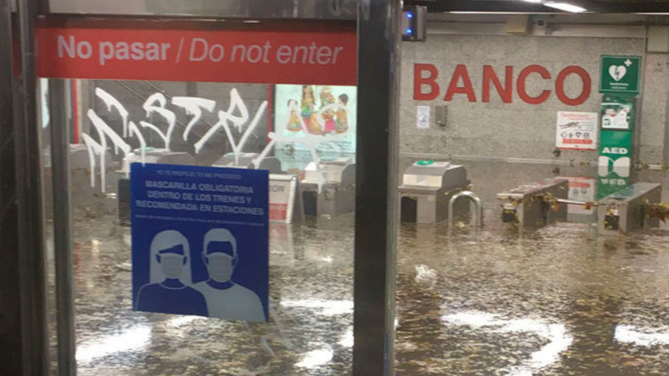 La lluvia complica la movilidad en Madrid anegando líneas de metro, túneles y calles