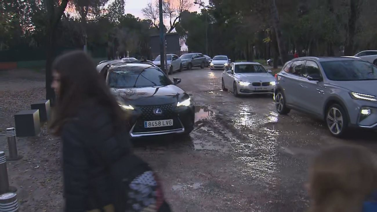 Los padres de un colegio de Getafe denuncian que, cada vez que llueve, los accesos son intransitables