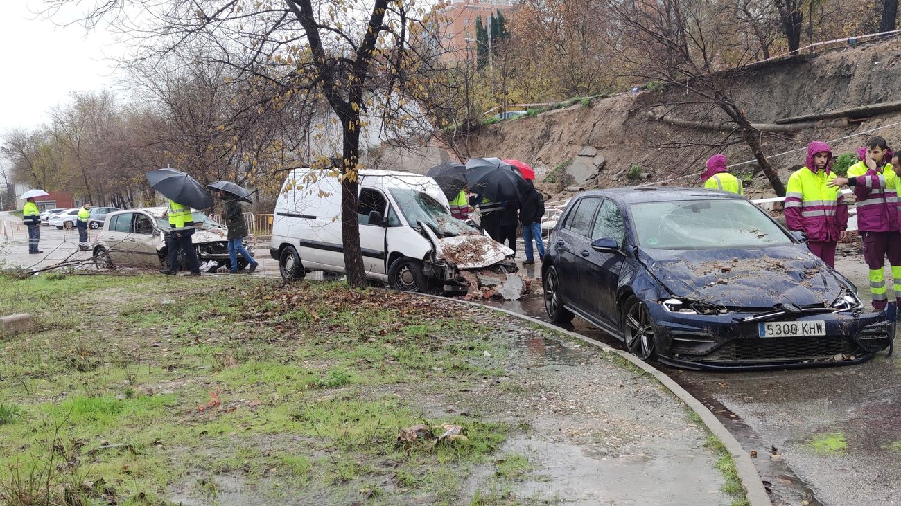 Seis coches destrozados por el derrumbe de un muro en Puente de Vallecas