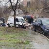 Seis coches destrozados por el derrumbe de un muro en Puente de Vallecas