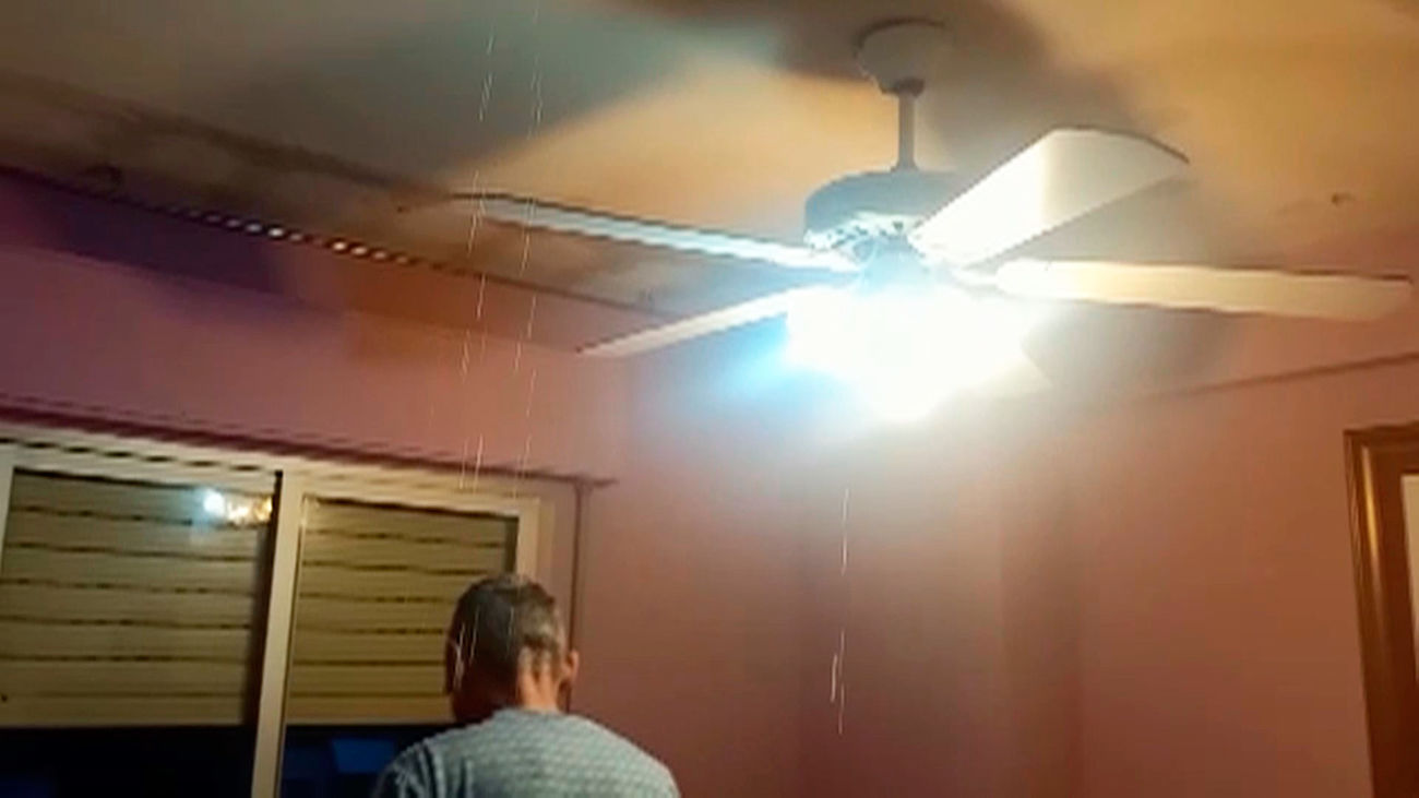 Los efectos del aguacero del martes en Móstoles: una familia desesperada al ver su casa inundada