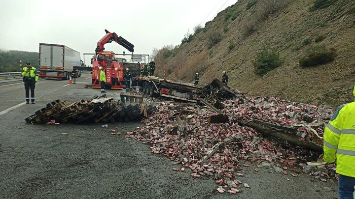 Paquetes de tabaco desperdigados por la calzada de la A-1 a la altura de Somosierra / 112CMADRID