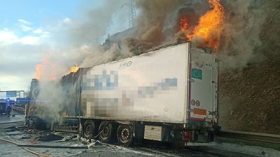 Arde completamente un camión cargado de tabaco en la A-1 a la altura de Somosierra