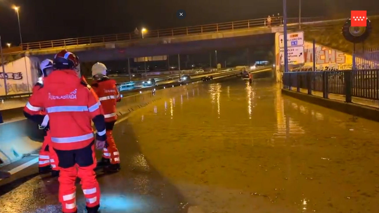 Cortada la M-506 en Fuenlabrada por una balsa de agua