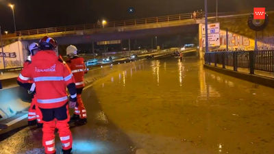 Cortada la M-506 en Fuenlabrada por una balsa de agua