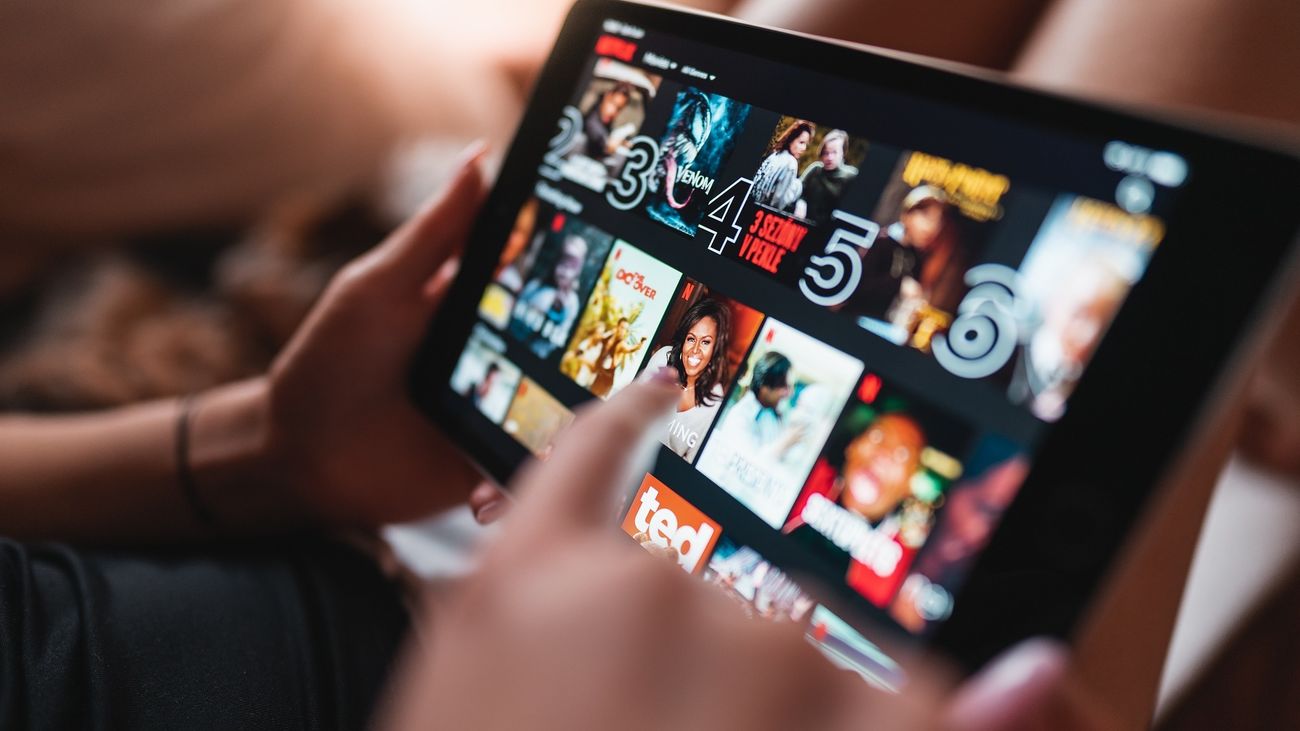 Una usuaria de Netflix escoge un contenido en su tablet