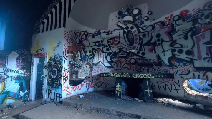 Altar de la iglesia abandonada en el poblado de El Alamín, en Villa del Prado / TELEMADRID