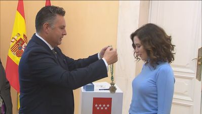 Díaz Ayuso recibe la medalla de la Hermandad de Nuestra Señora del Rocío de Madrid