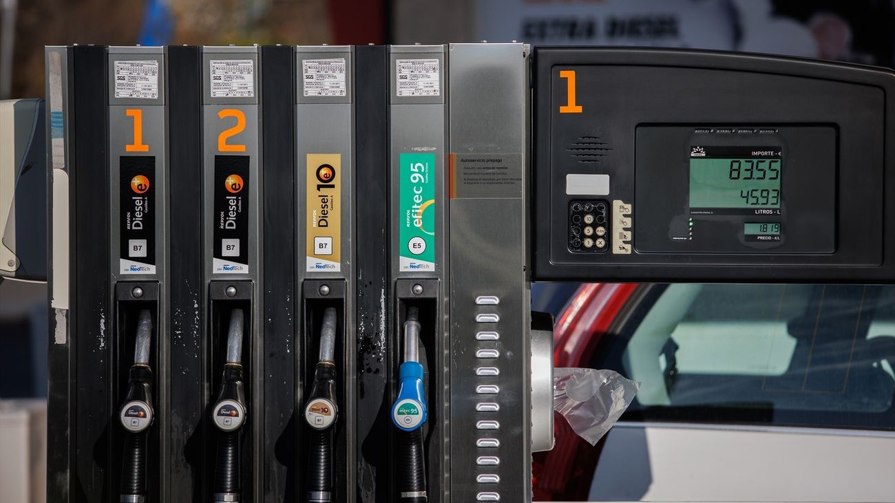El precio de los carburantes toca nuevos máximos en tres meses en pleno puente de la Constitución