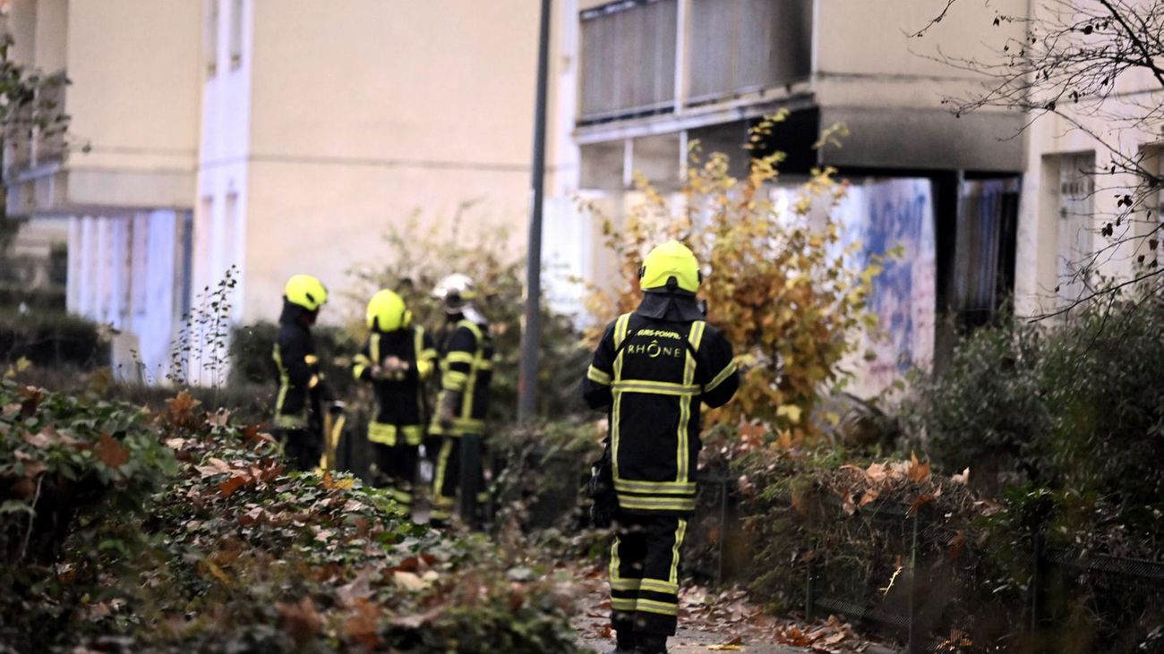 Bomberos ante el edificio siniestrado en la localidad de Vaulx en Velin, próxima a Lyon
