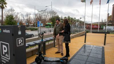 Placas solares en el suelo para recargar los patinetes eléctricos en Boadilla