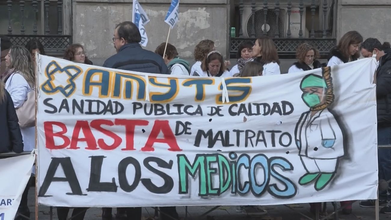Una pancarta del sindicato Amyts a las puertas de la Consejería de Sanidad de la Comunidad de Madrid