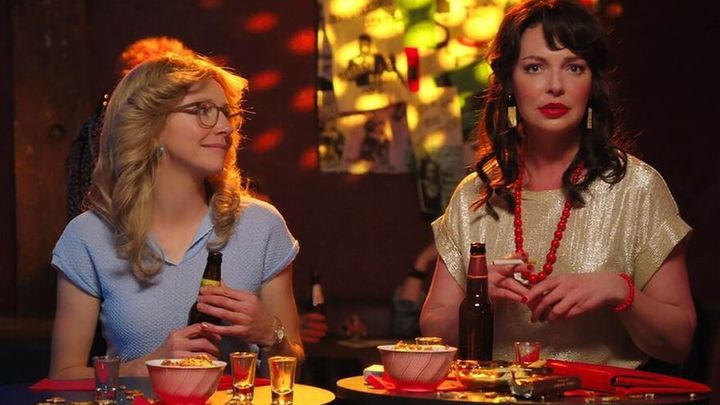 Sarah Chalke y Katherine Heigl en El baile de las luciernagas / om;