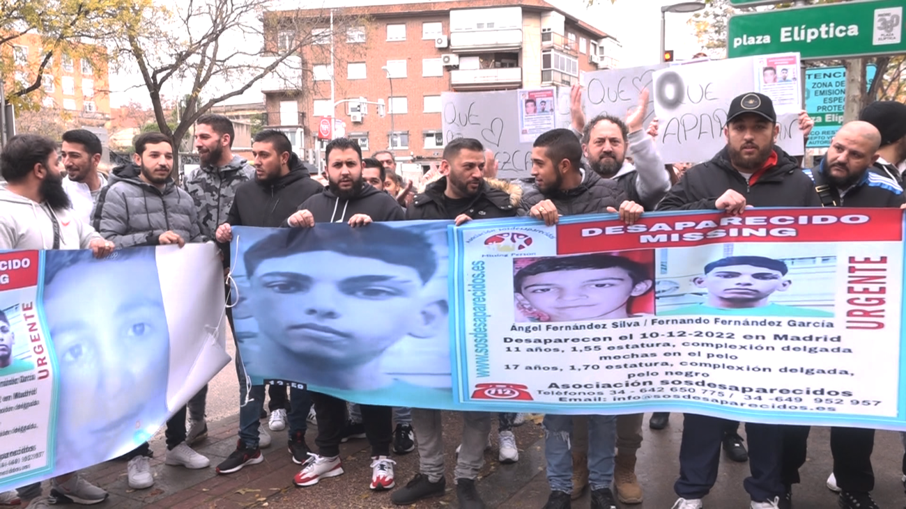 Cientos de familiares se reúnen para tratar de localizar a los menores desaparecidos en Carabanchel