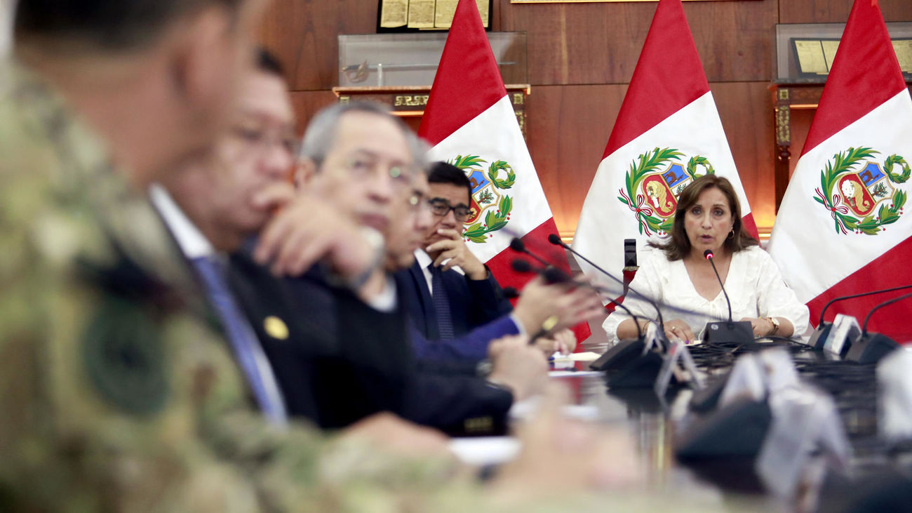 Fotografía cedida por la Presidencia del Perú que muestra a la mandataria Dina Boluarte (d) mientras habla en la reunión del Consejo de Estado