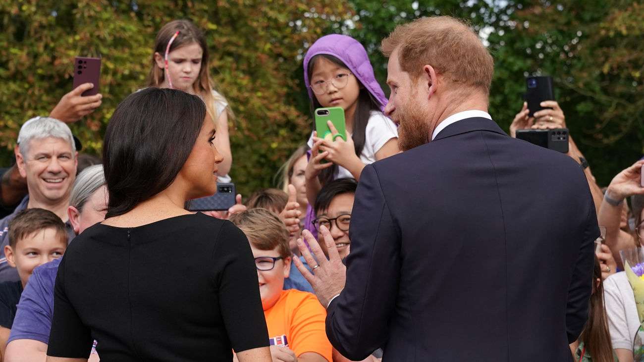 Enrique y Meghan, en plena polémica por su documental, serán invitados a la coronación de Carlos III