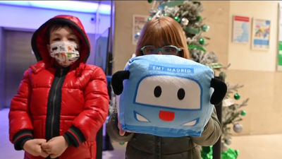 El Hospital Gregorio Marañón y la EMT llevan a ver las luces de Navidad a niños ingresados