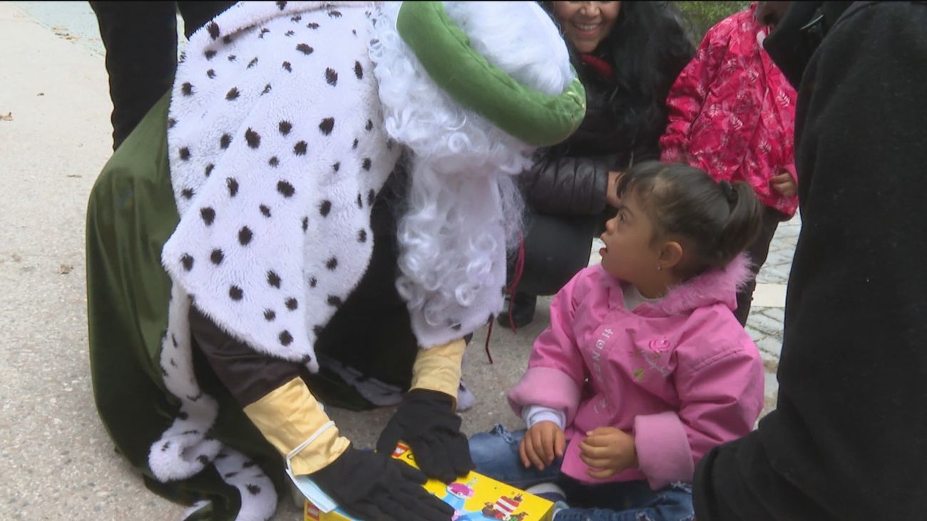 Los Reyes Magos adelantan su visita a niños con discapacidad de Vallecas