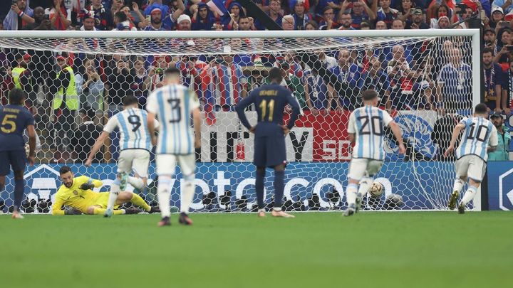 Messi marca un gol de penalti ante Francia / EFE