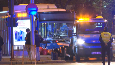 Un motorista muerto y su acompañante grave al chocar contra un autobús en Madrid