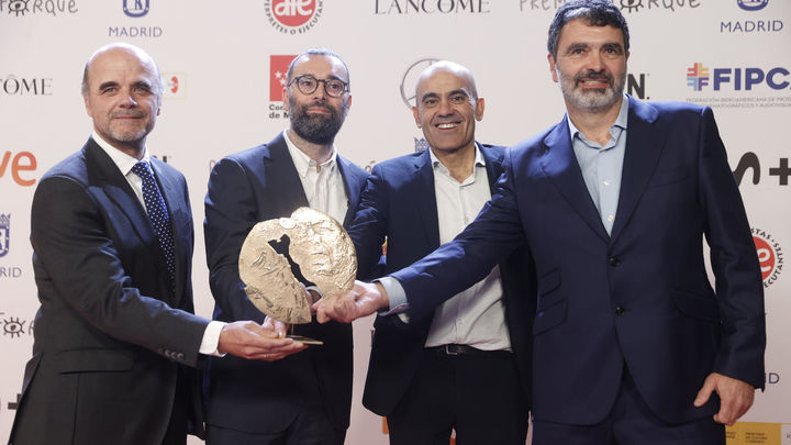 El productor Fran Araújo, junto a su equipo, tras recibir el galardón a la mejor serie por "Apagón", durante la gala de entrega de los Premios Forqué / EFE