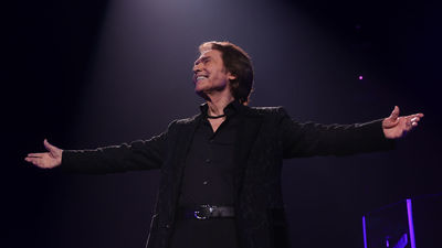 Raphael emerge entre la nostalgia y se alza con la 'Victoria' en "una gran noche" en Madrid