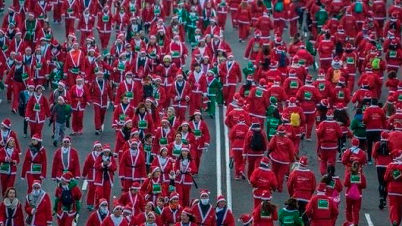 Más de 6.000 corredores vestidos de Papá Noel y de elfos inundan Madrid para recaudar fondos para la Cruz Roja