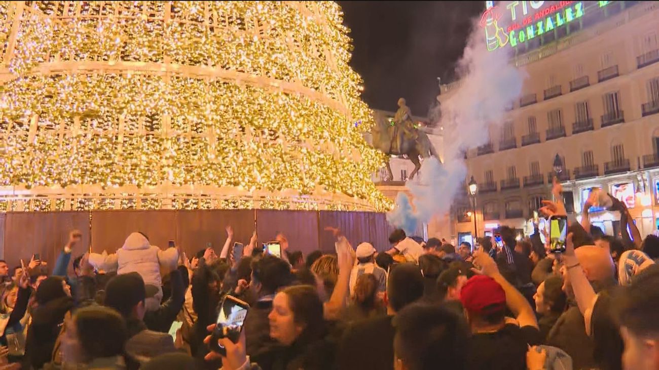Miles de argentinos celebran en la Puerta del Sol su triunfo en el Mundial de Catar
