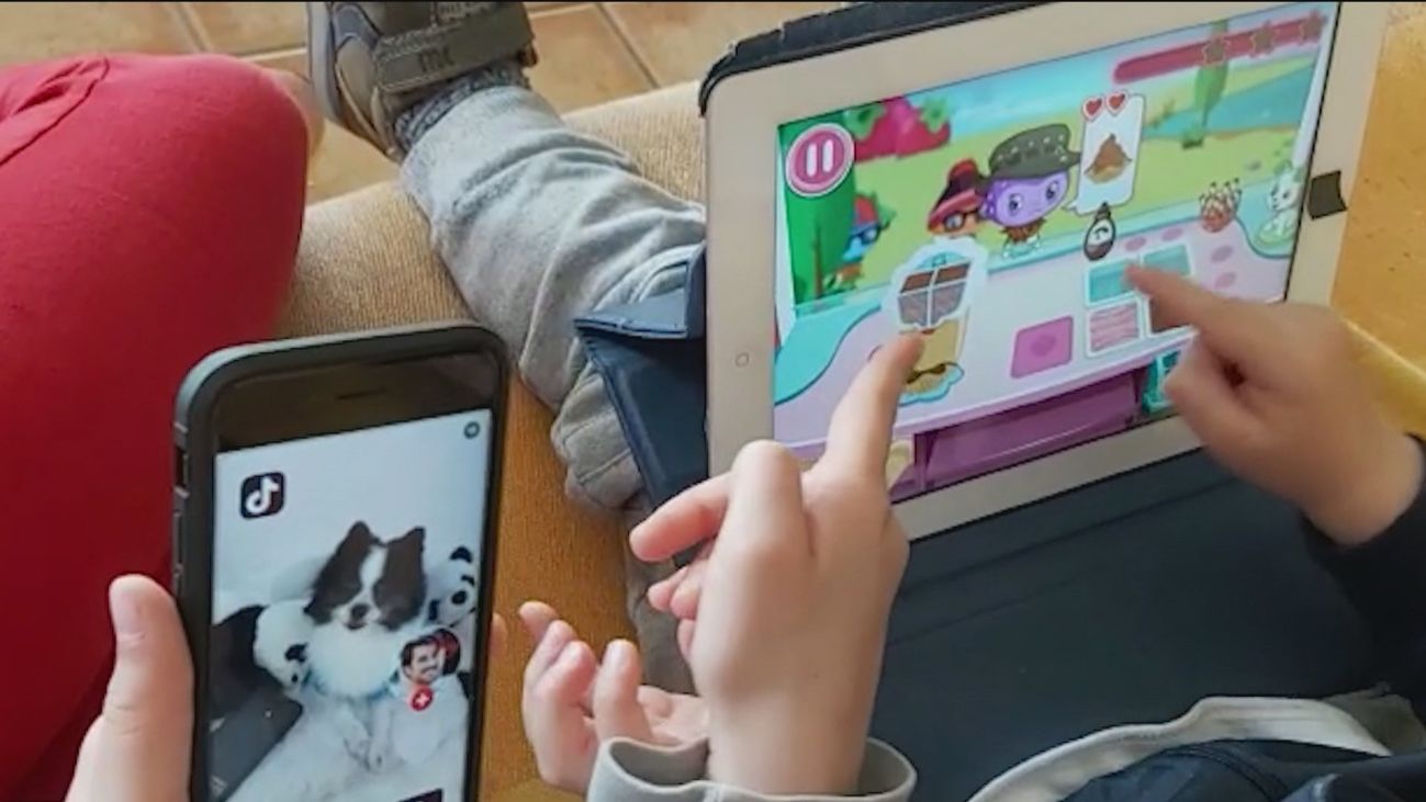 Móviles, un regalo navideño con riesgos para los más pequeños